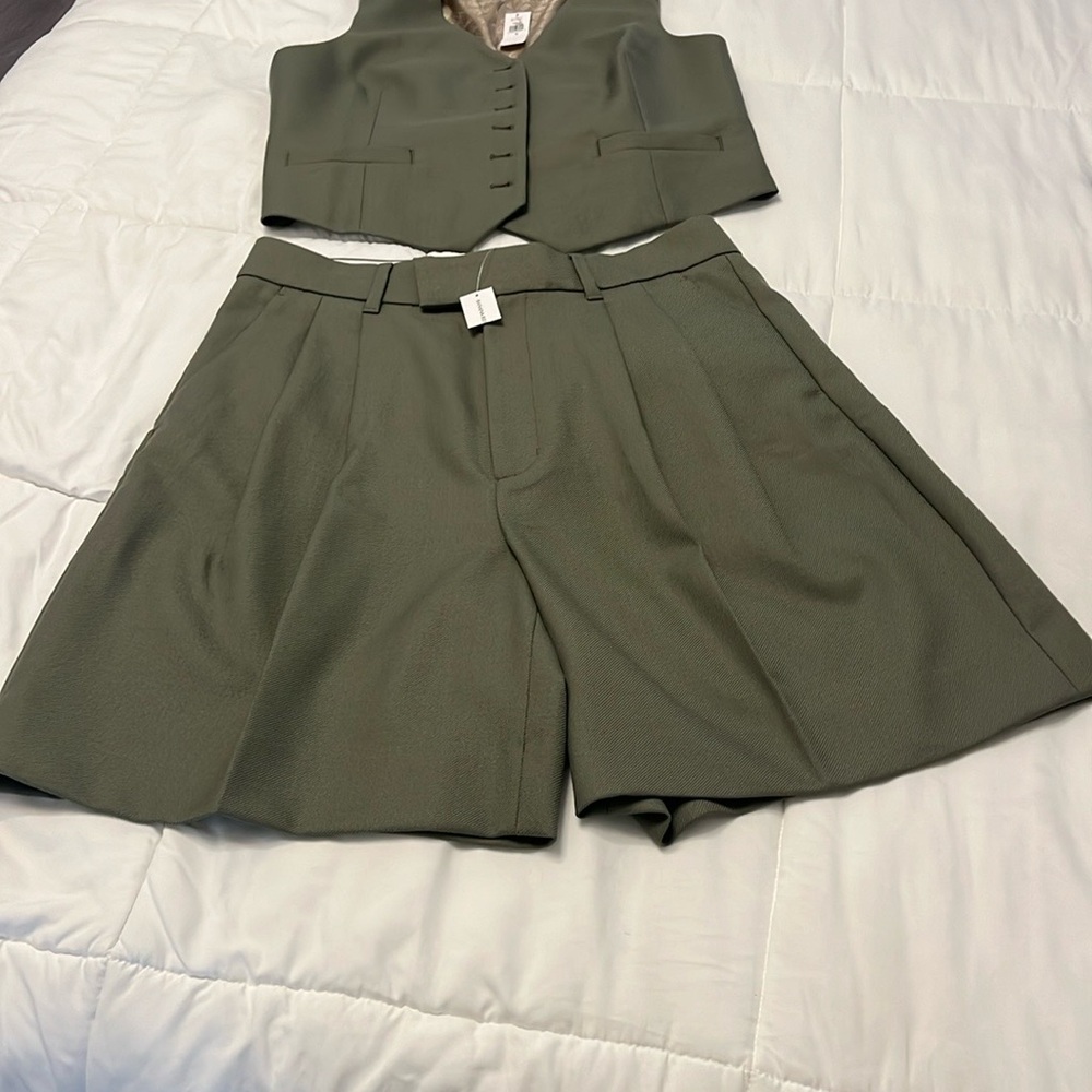 Banana Republic Olive Green Women's Bermuda shorts brand new with tags size 12
